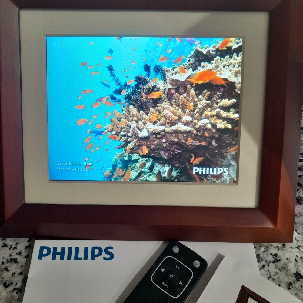 Philips Digital Photo Frame. Mahogany Wood 8 inch in box.